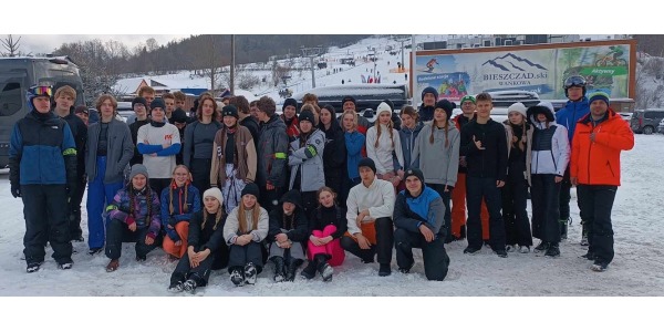 Szkolne wyjazdy sportowe na narty i łyżwy w roku szkolnym 2023/2024 !!!